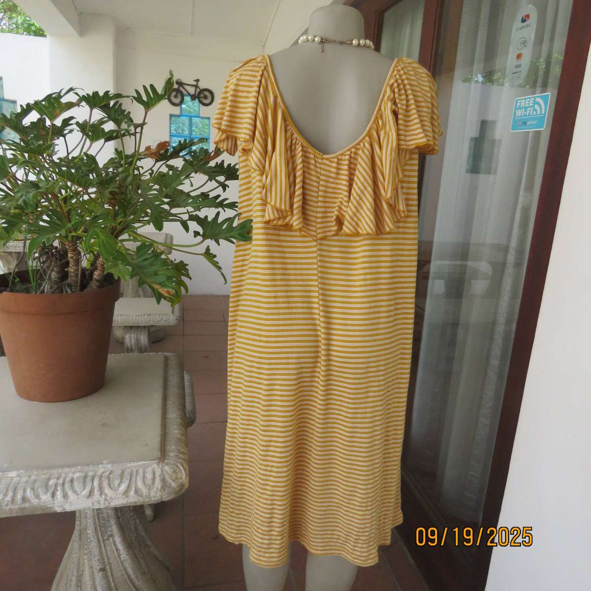 FOSHINI white-mustard horizontal striped shift dress. Poly-viscose stretch. Wide collar. Size 44-46