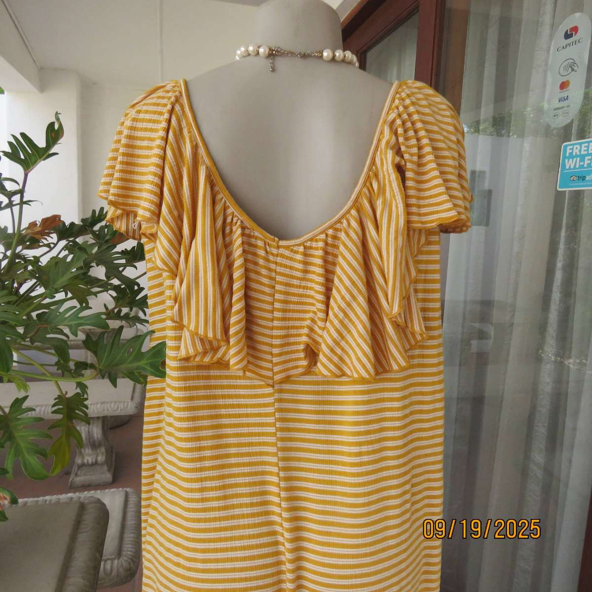 FOSHINI white-mustard horizontal striped shift dress. Poly-viscose stretch. Wide collar. Size 44-46