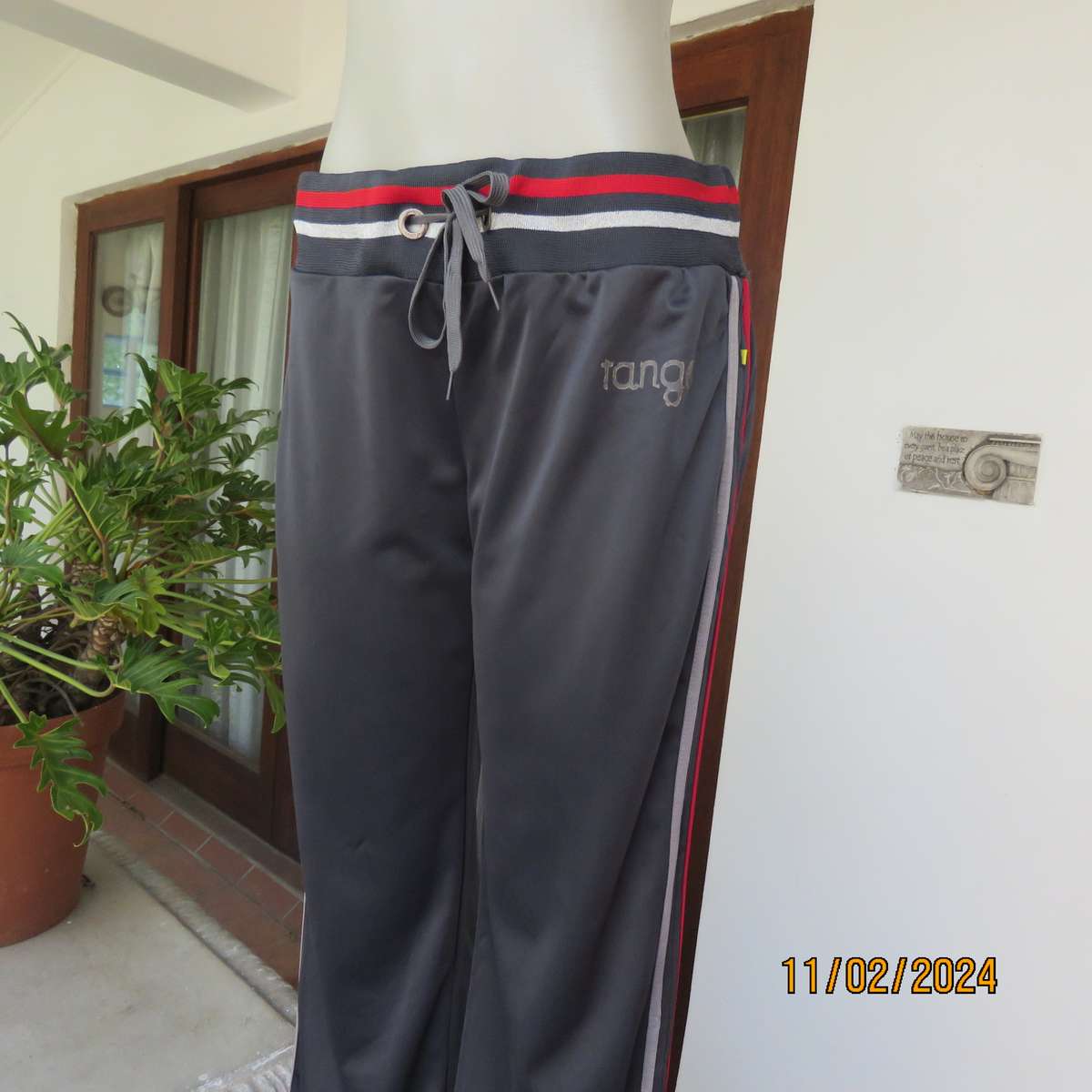 Steel grey track suit pants with wide stretch waistband in grey-red-silver. Size 38. Side stripes.