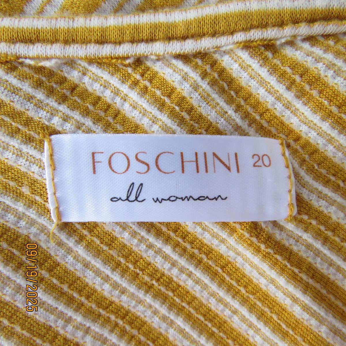 FOSHINI white-mustard horizontal striped shift dress. Poly-viscose stretch. Wide collar. Size 44-46