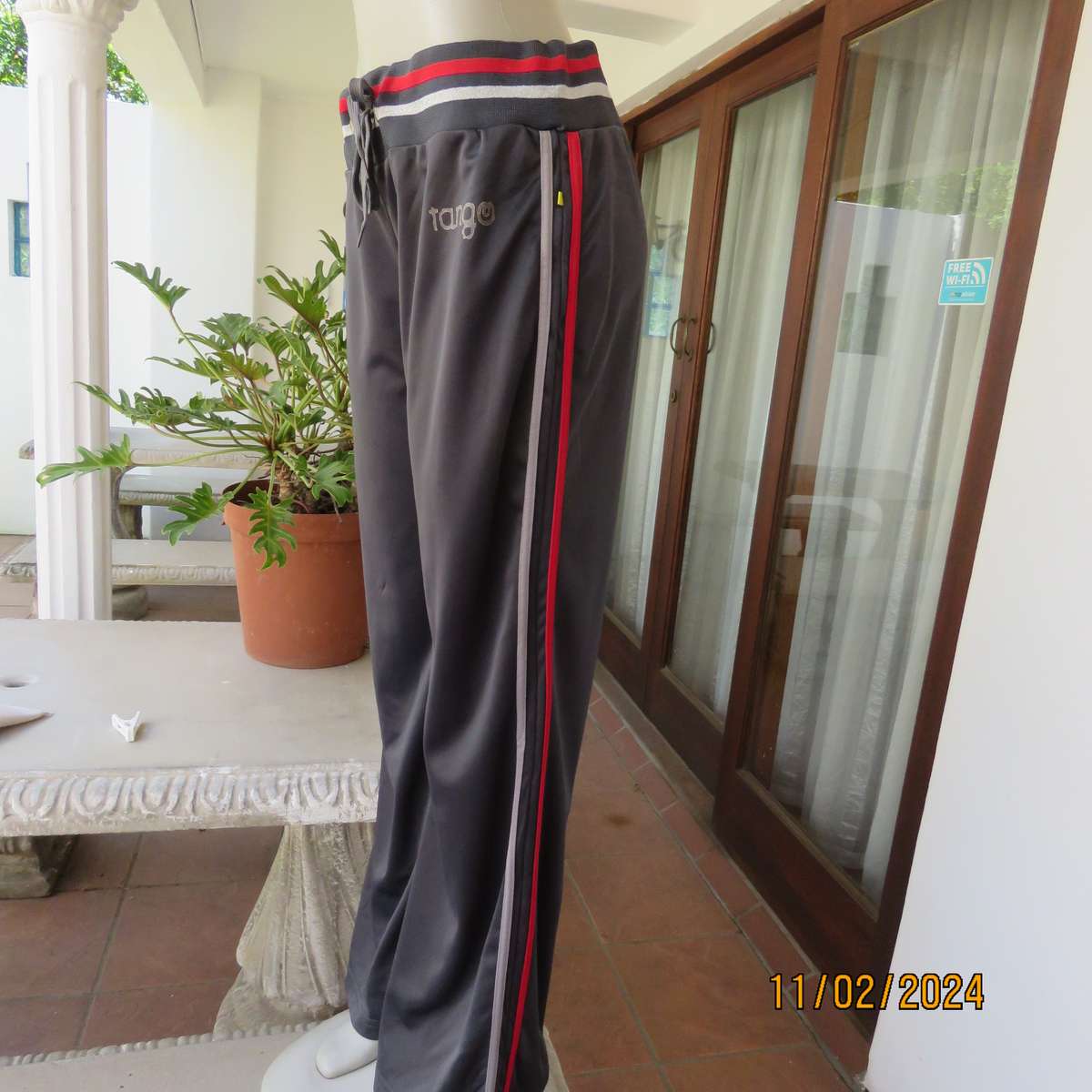 Steel grey track suit pants with wide stretch waistband in grey-red-silver. Size 38. Side stripes.
