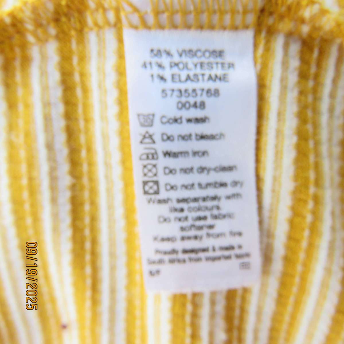 FOSHINI white-mustard horizontal striped shift dress. Poly-viscose stretch. Wide collar. Size 44-46