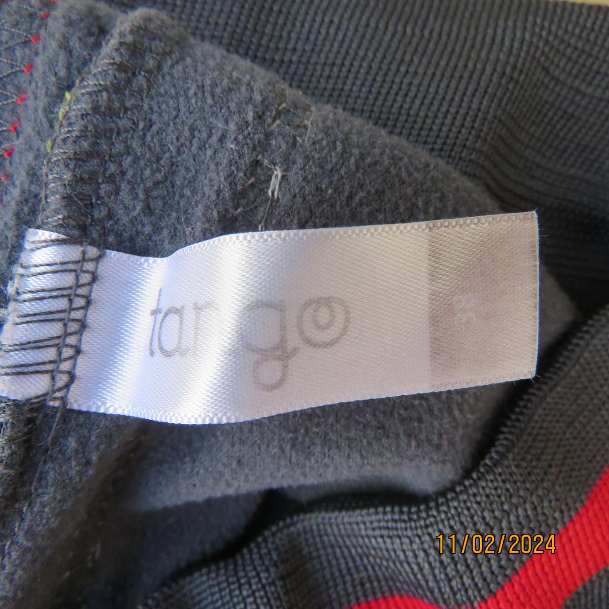 Steel grey track suit pants with wide stretch waistband in grey-red-silver. Size 38. Side stripes.