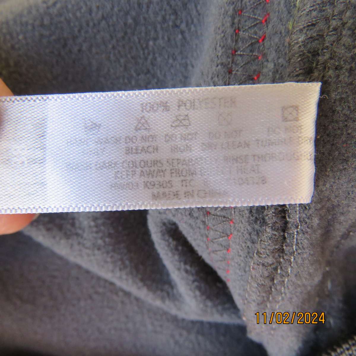 Steel grey track suit pants with wide stretch waistband in grey-red-silver. Size 38. Side stripes.