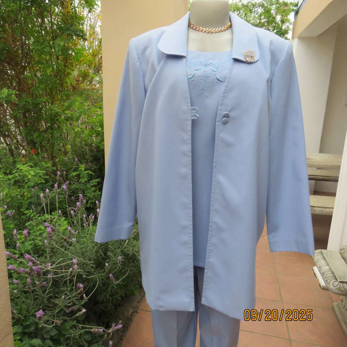 Boutique made 3 pc outfit in powder blue linen-polyester blend. Size 40.