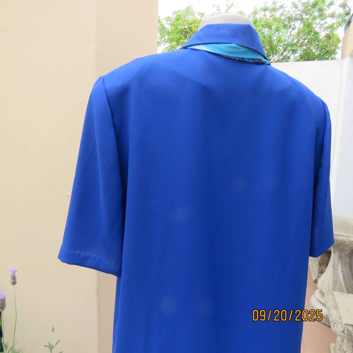 Royal blue 2pc pant suit in crepe polyester. Tapered pants. Button down top-jacket. Size 40