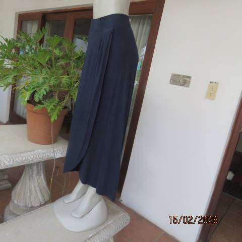 TRS navy stretch viscose skirt with rounded fold over front with pleats size 38. Elastic waist