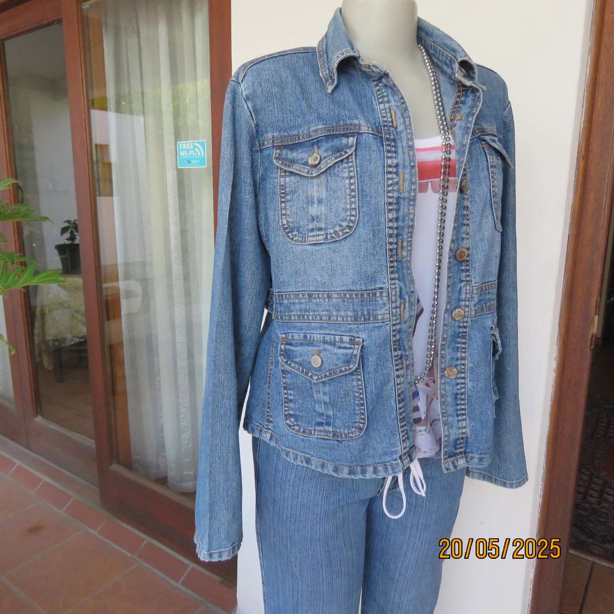 AMBERCOMBIE blue denim jean jacket.4 front pockets. Ramie-cotton blend. Size 34
