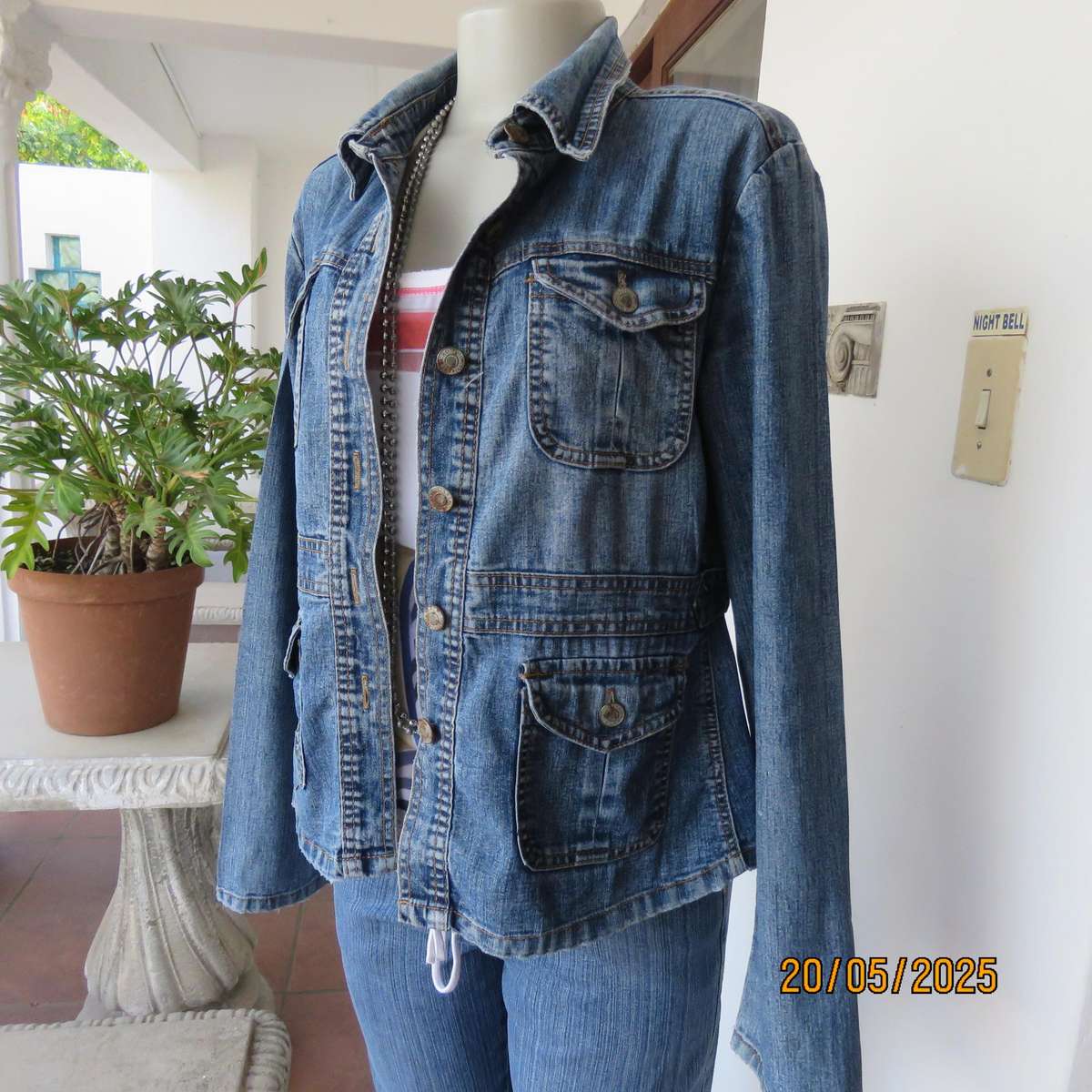 AMBERCOMBIE blue denim jean jacket.4 front pockets. Ramie-cotton blend. Size 34