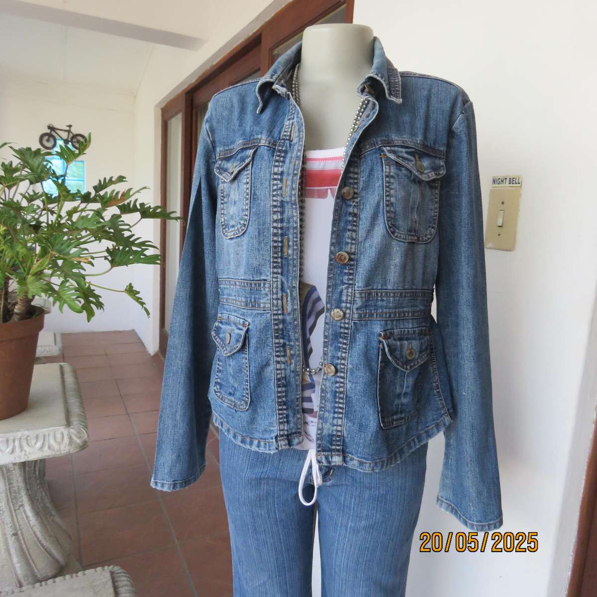 AMBERCOMBIE blue denim jean jacket.4 front pockets. Ramie-cotton blend. Size 34
