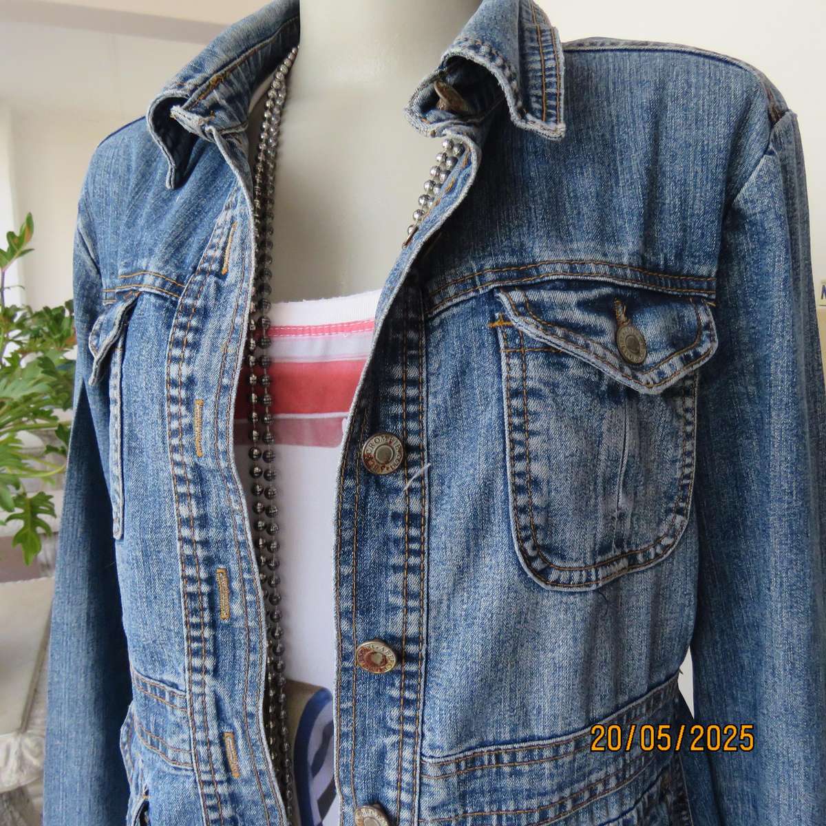 AMBERCOMBIE blue denim jean jacket.4 front pockets. Ramie-cotton blend. Size 34