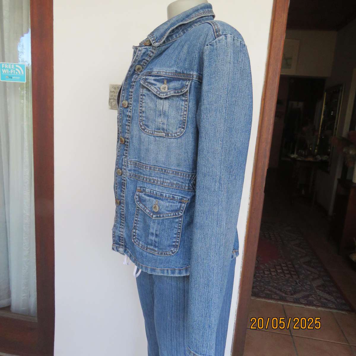 AMBERCOMBIE blue denim jean jacket.4 front pockets. Ramie-cotton blend. Size 34