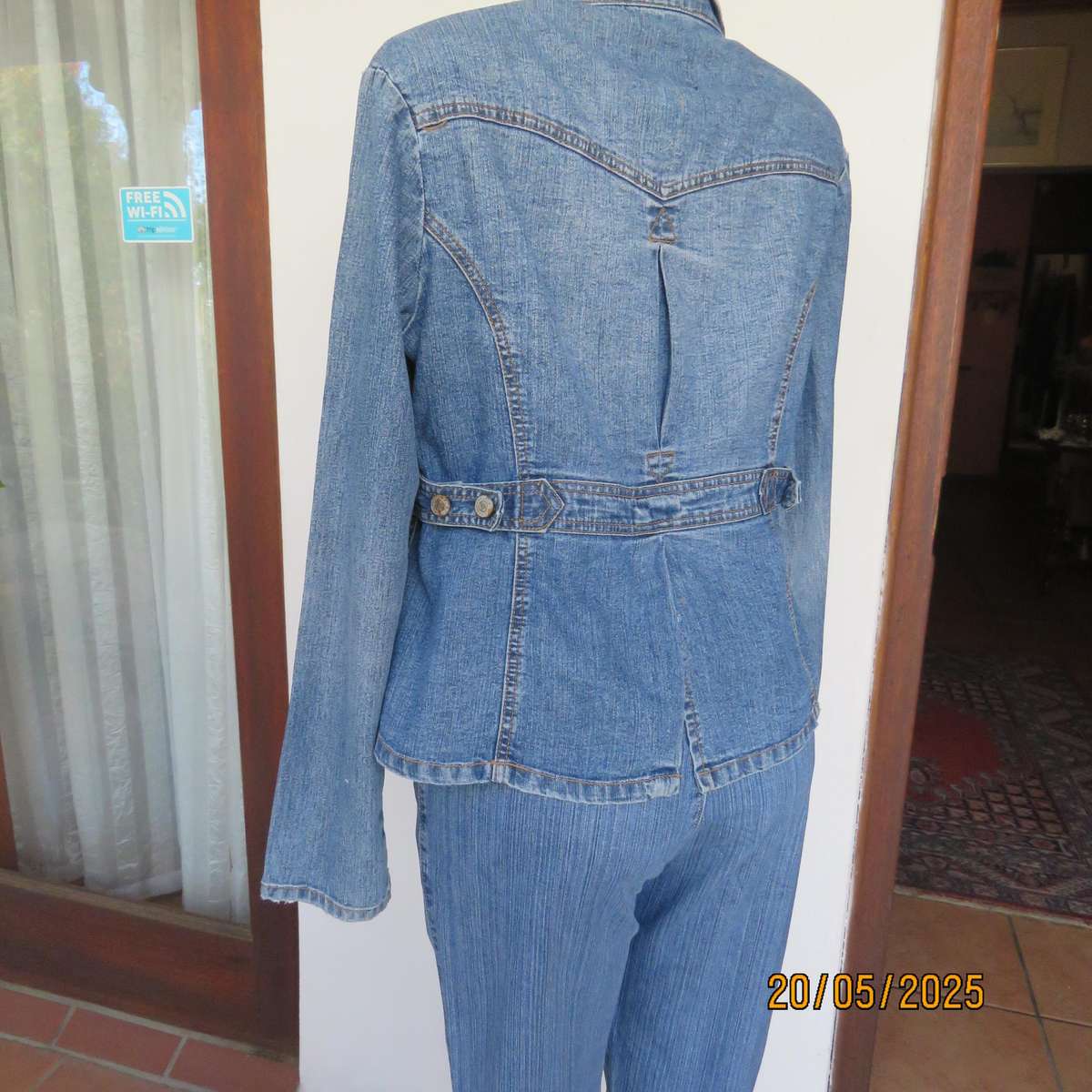 AMBERCOMBIE blue denim jean jacket.4 front pockets. Ramie-cotton blend. Size 34