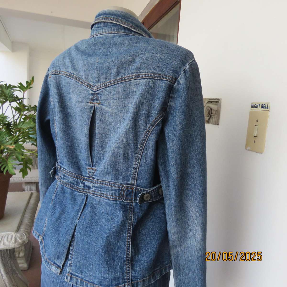 AMBERCOMBIE blue denim jean jacket.4 front pockets. Ramie-cotton blend. Size 34
