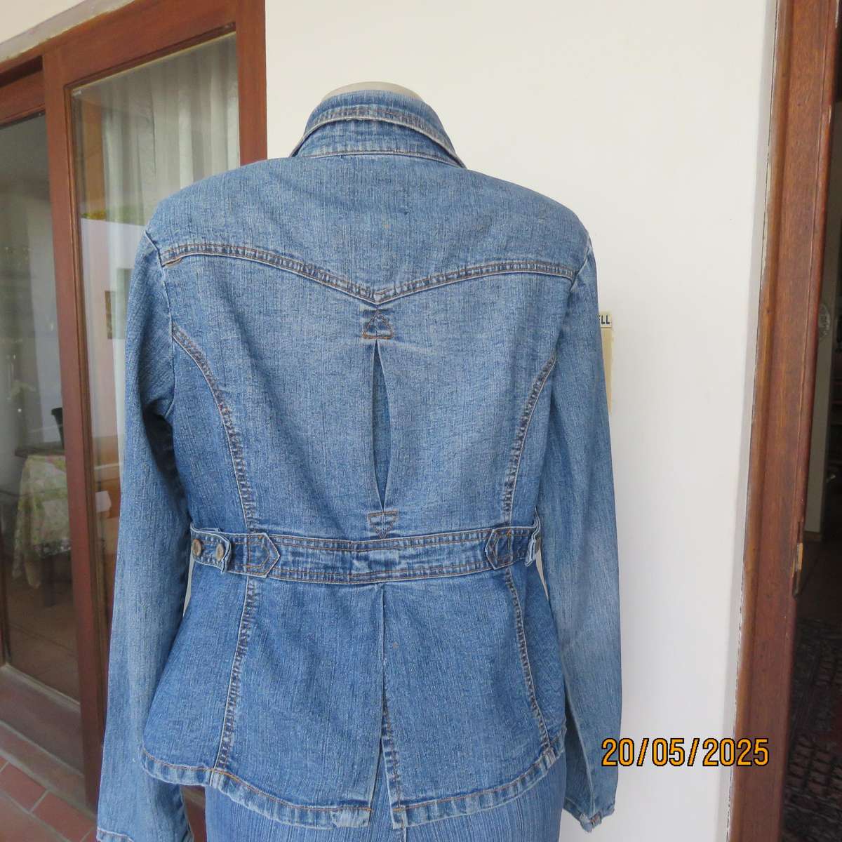 AMBERCOMBIE blue denim jean jacket.4 front pockets. Ramie-cotton blend. Size 34