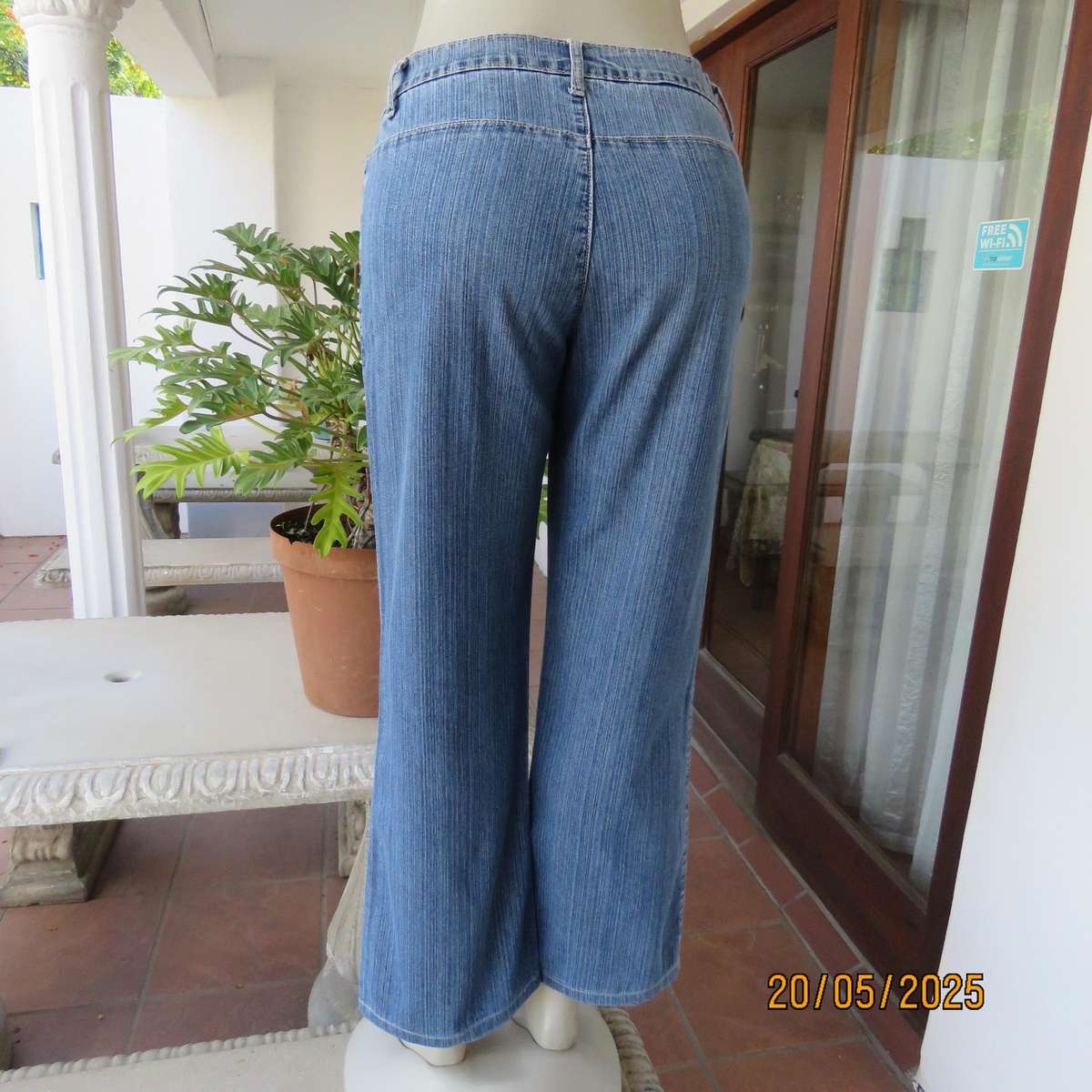 KARA blue denim jeans in polycotton stretch. Size 32-33. Two front pockets.