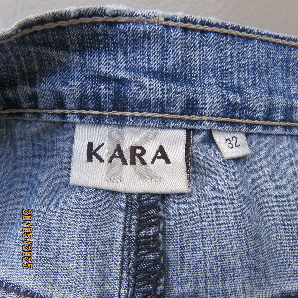 KARA blue denim jeans in polycotton stretch. Size 32-33. Two front pockets.