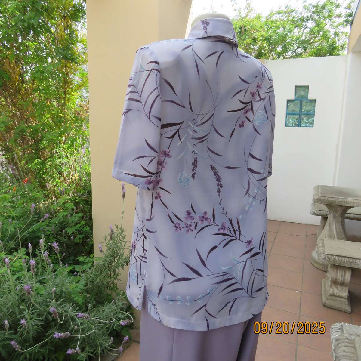 RITE Dress thistle purple top with darker flowers. Button down. Size 34