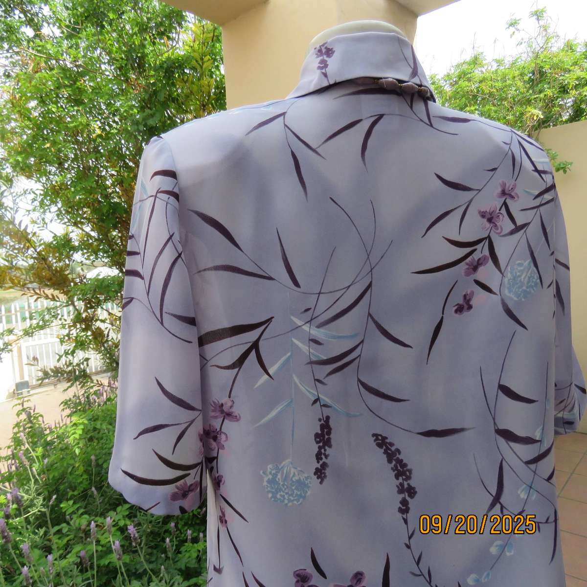 RITE Dress thistle purple top with darker flowers. Button down. Size 34