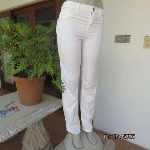 WOOLWORTHS white polycotton stretch slim pants with back pockets. Size 34