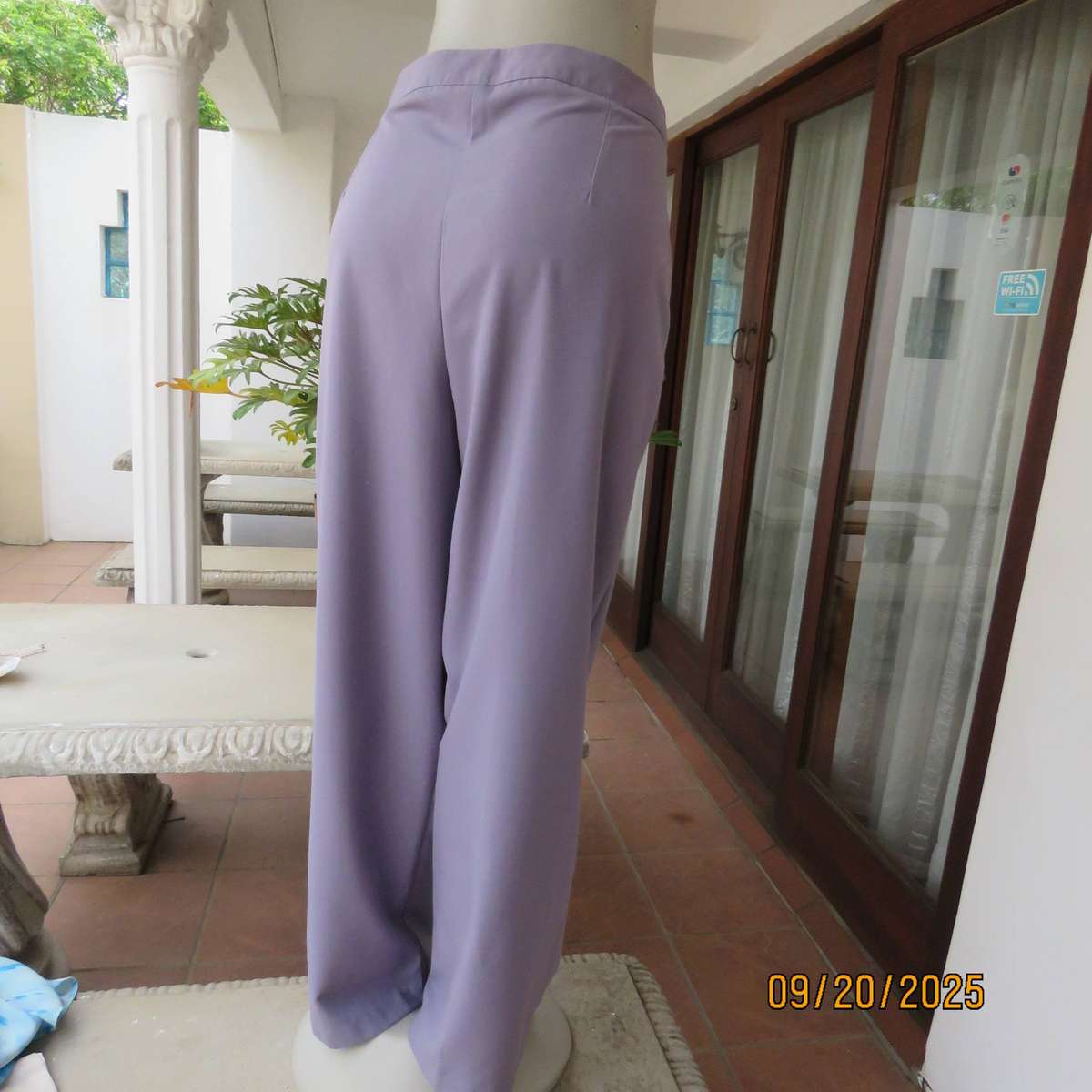 WOOLWORTHS thistle purple dress pants in poly-viscose size 44. Side pockets.