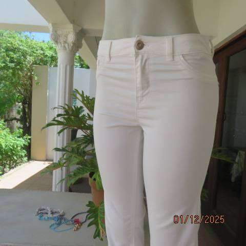 WOOLWORTHS white polycotton stretch slim pants with back pockets. Size 34