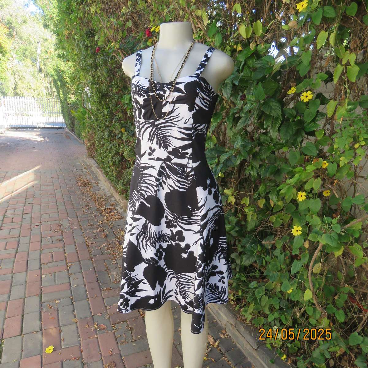 Monochrome floral strappy dress with gored bottom. Elastic back inlay. Size 32-8