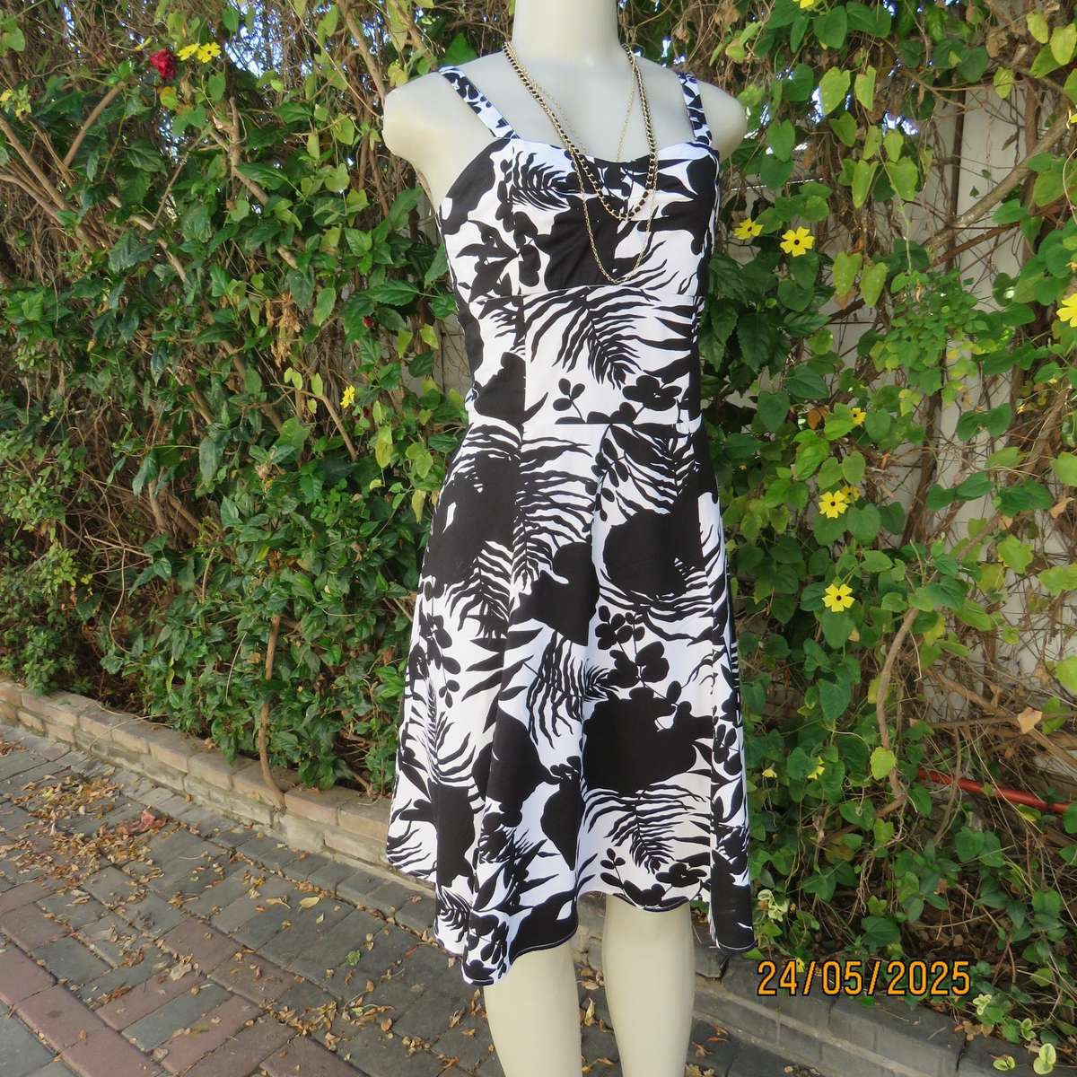 Monochrome floral strappy dress with gored bottom. Elastic back inlay. Size 32-8