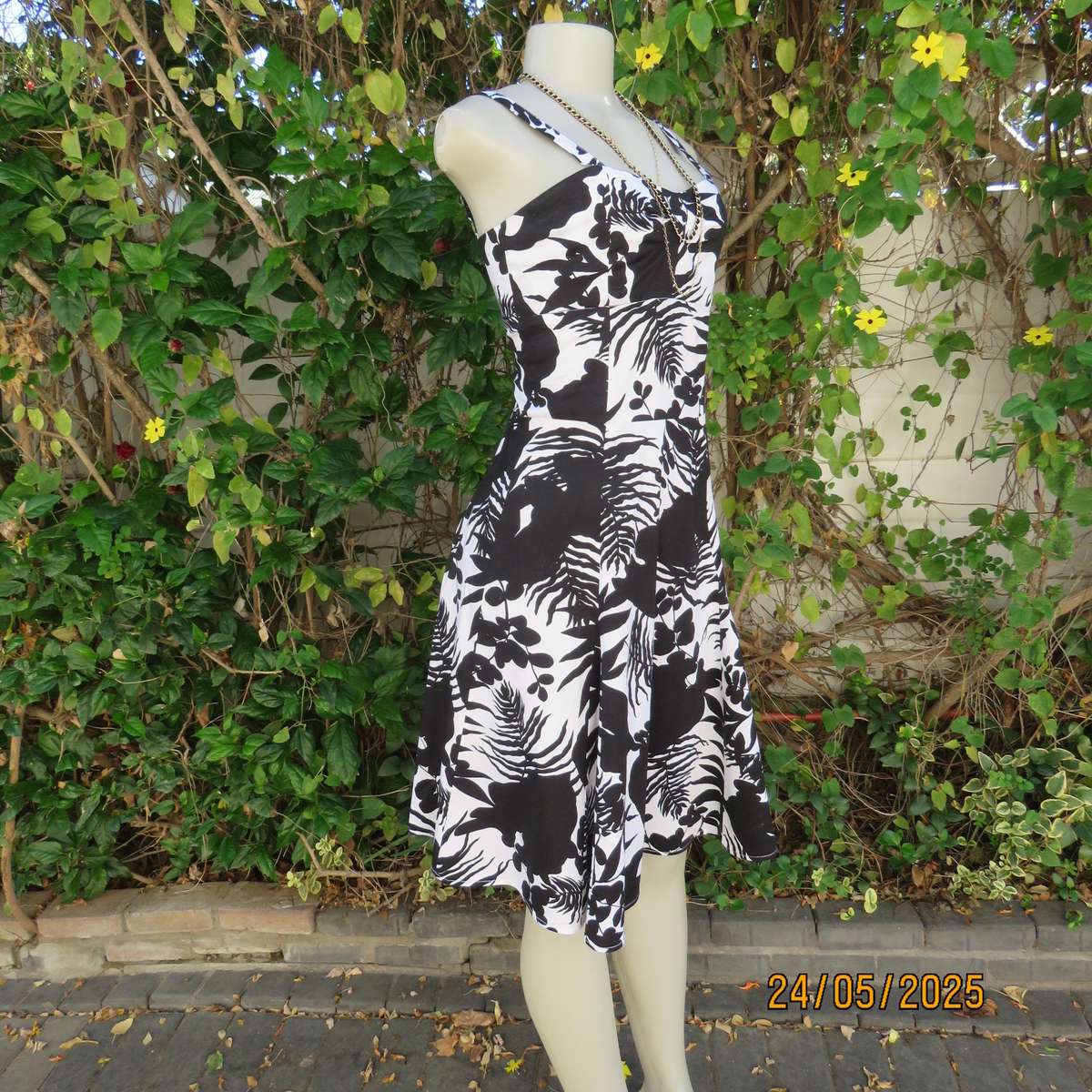 Monochrome floral strappy dress with gored bottom. Elastic back inlay. Size 32-8