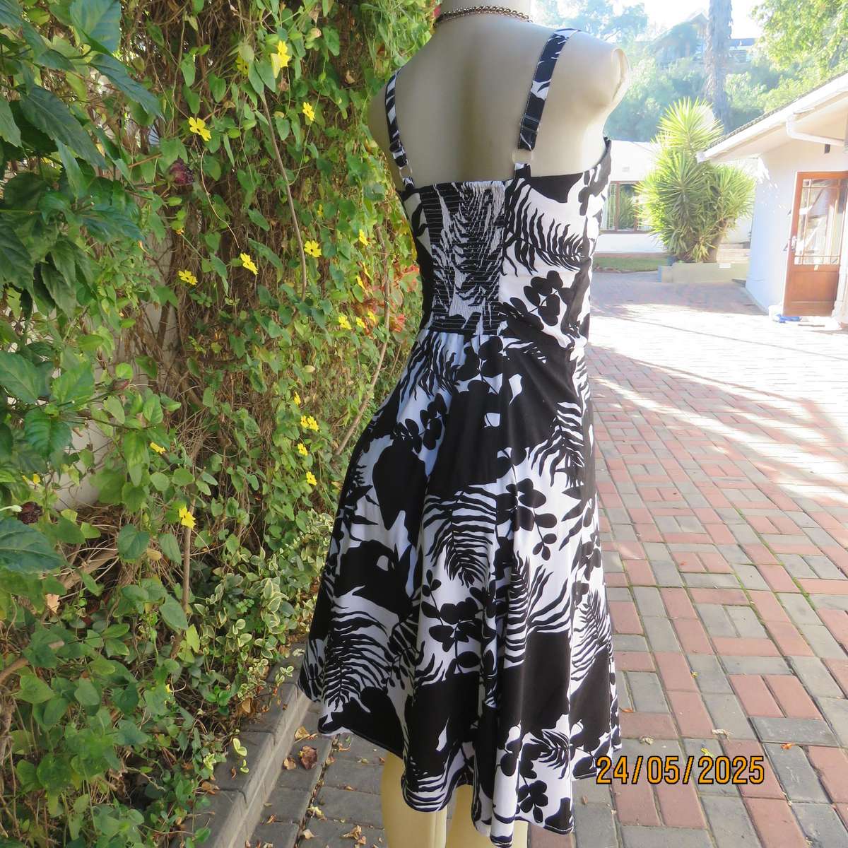 Monochrome floral strappy dress with gored bottom. Elastic back inlay. Size 32-8