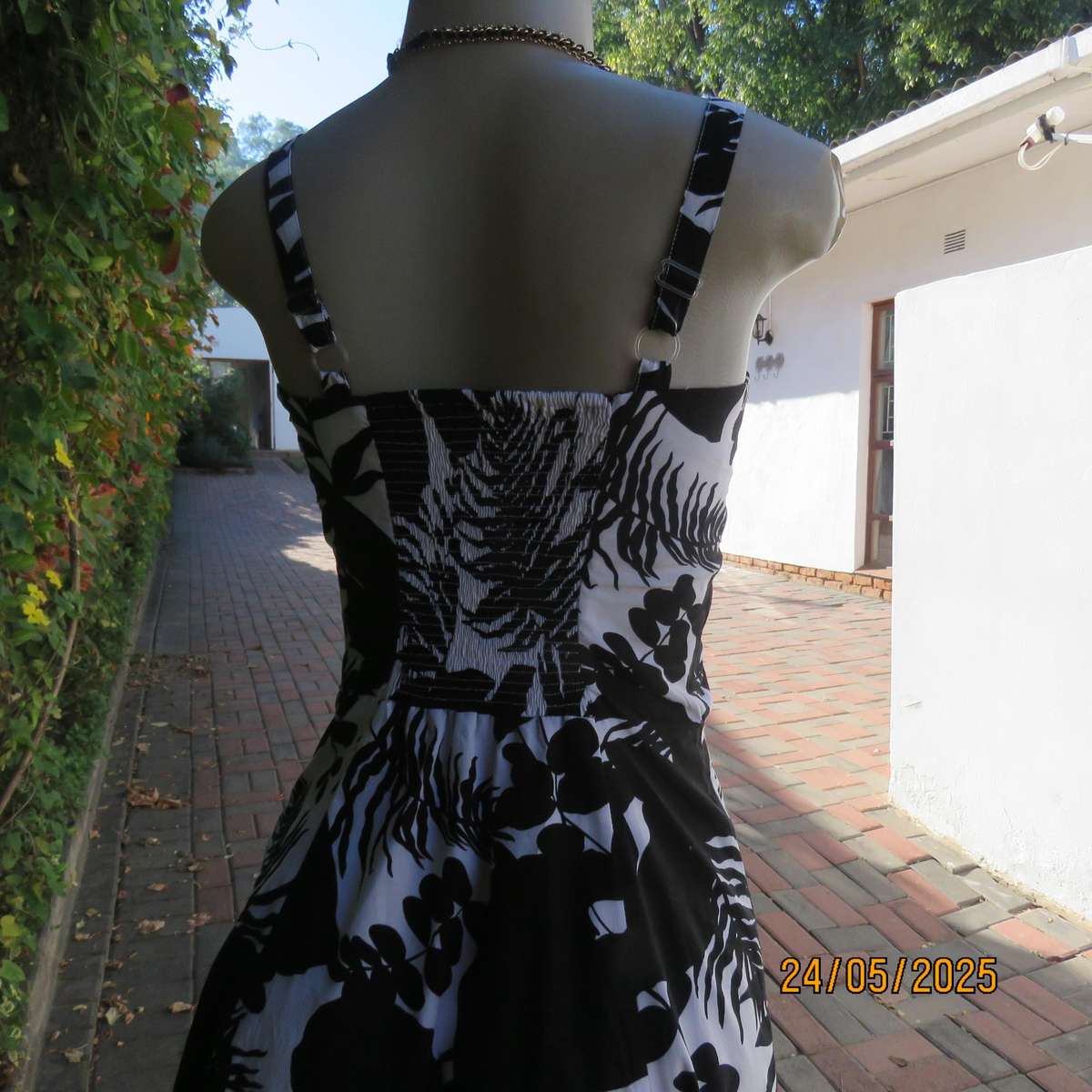 Monochrome floral strappy dress with gored bottom. Elastic back inlay. Size 32-8