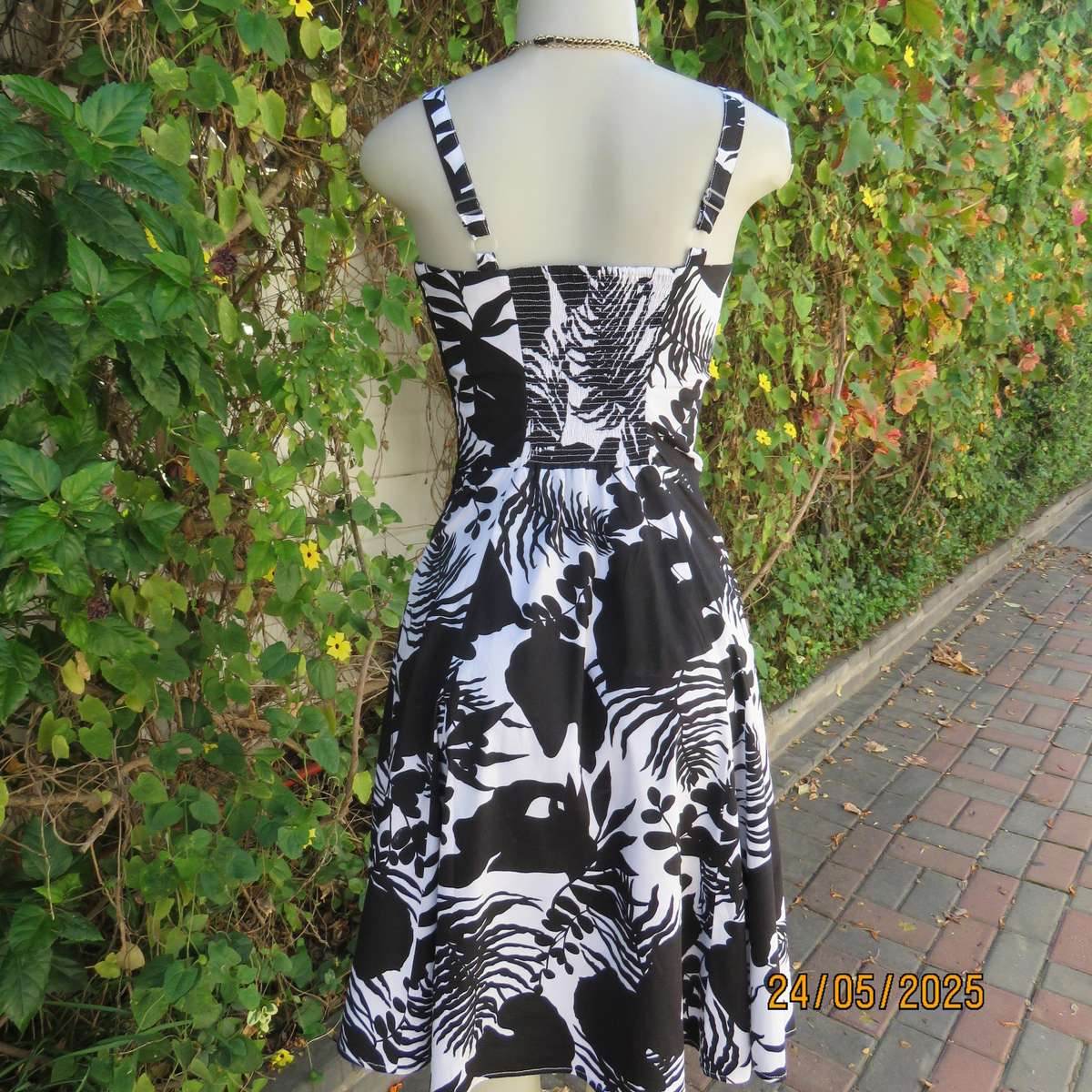 Monochrome floral strappy dress with gored bottom. Elastic back inlay. Size 32-8