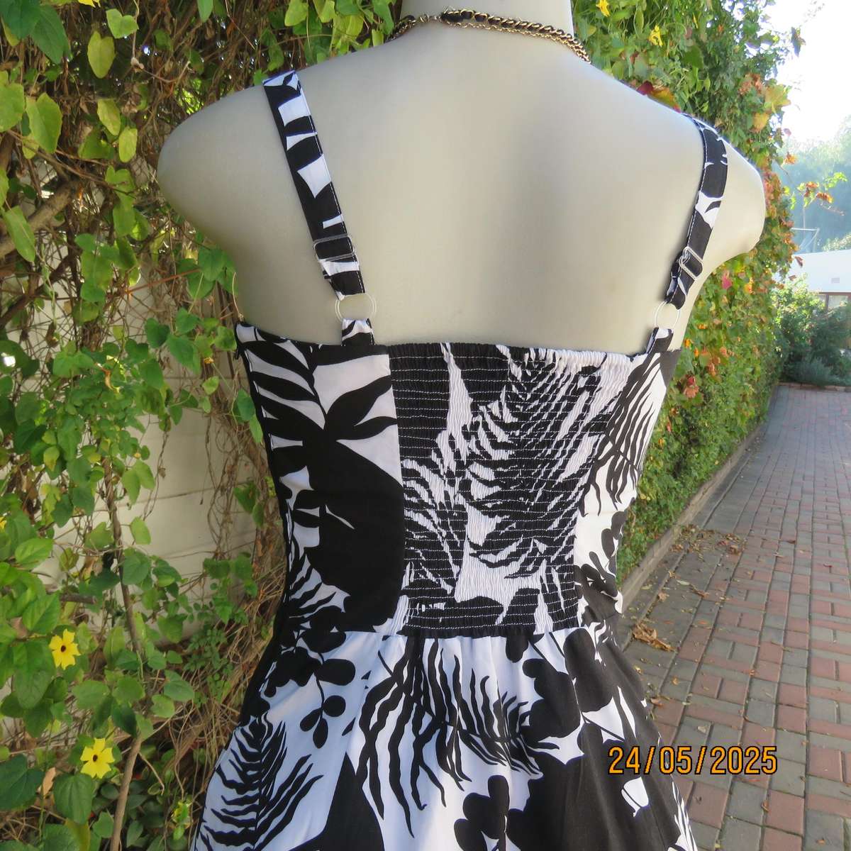 Monochrome floral strappy dress with gored bottom. Elastic back inlay. Size 32-8