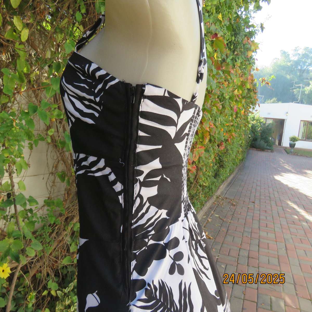 Monochrome floral strappy dress with gored bottom. Elastic back inlay. Size 32-8