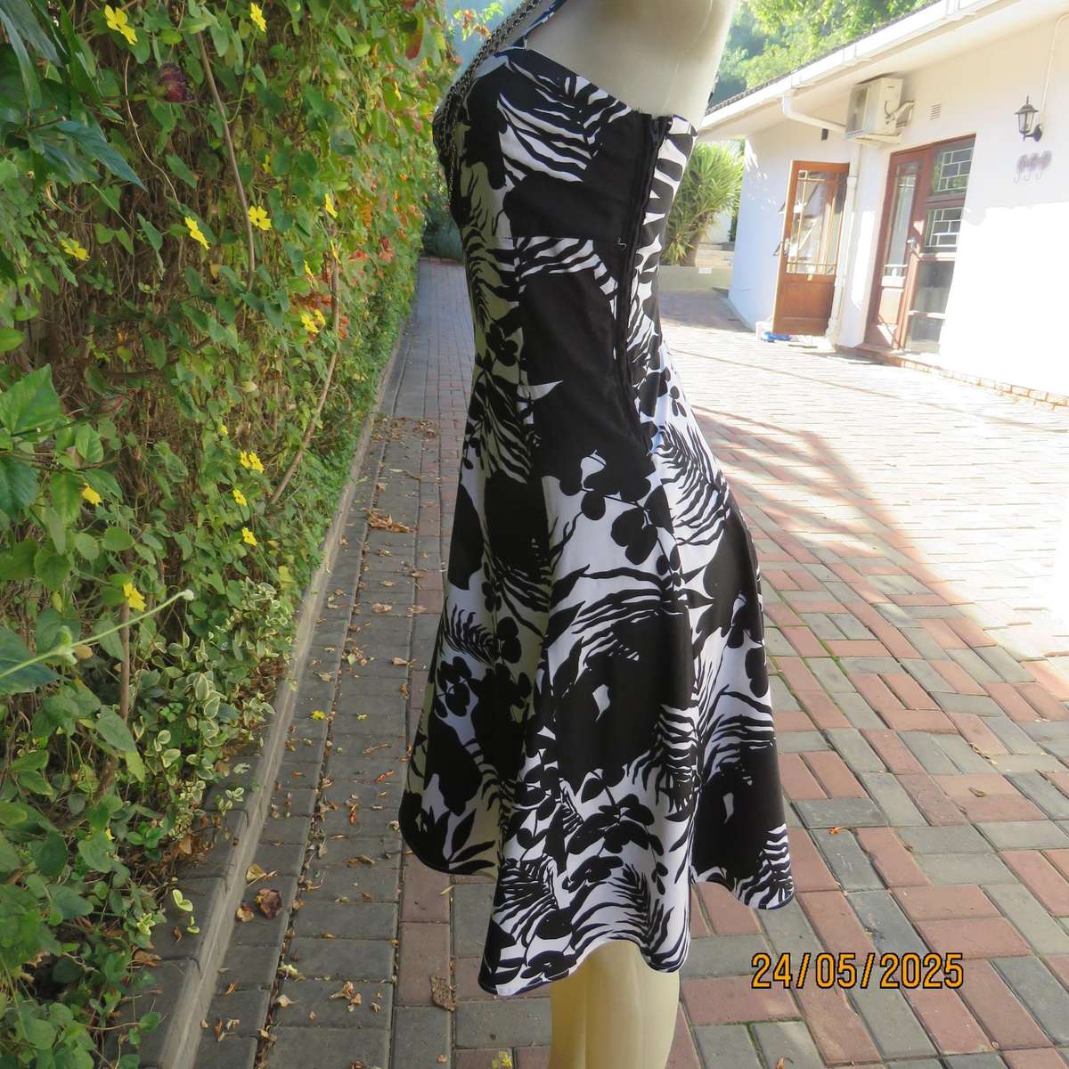 Monochrome floral strappy dress with gored bottom. Elastic back inlay. Size 32-8