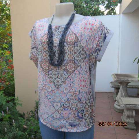 Tango top with silvergrey poly-rayon back and silky polyester graphic front, size 38