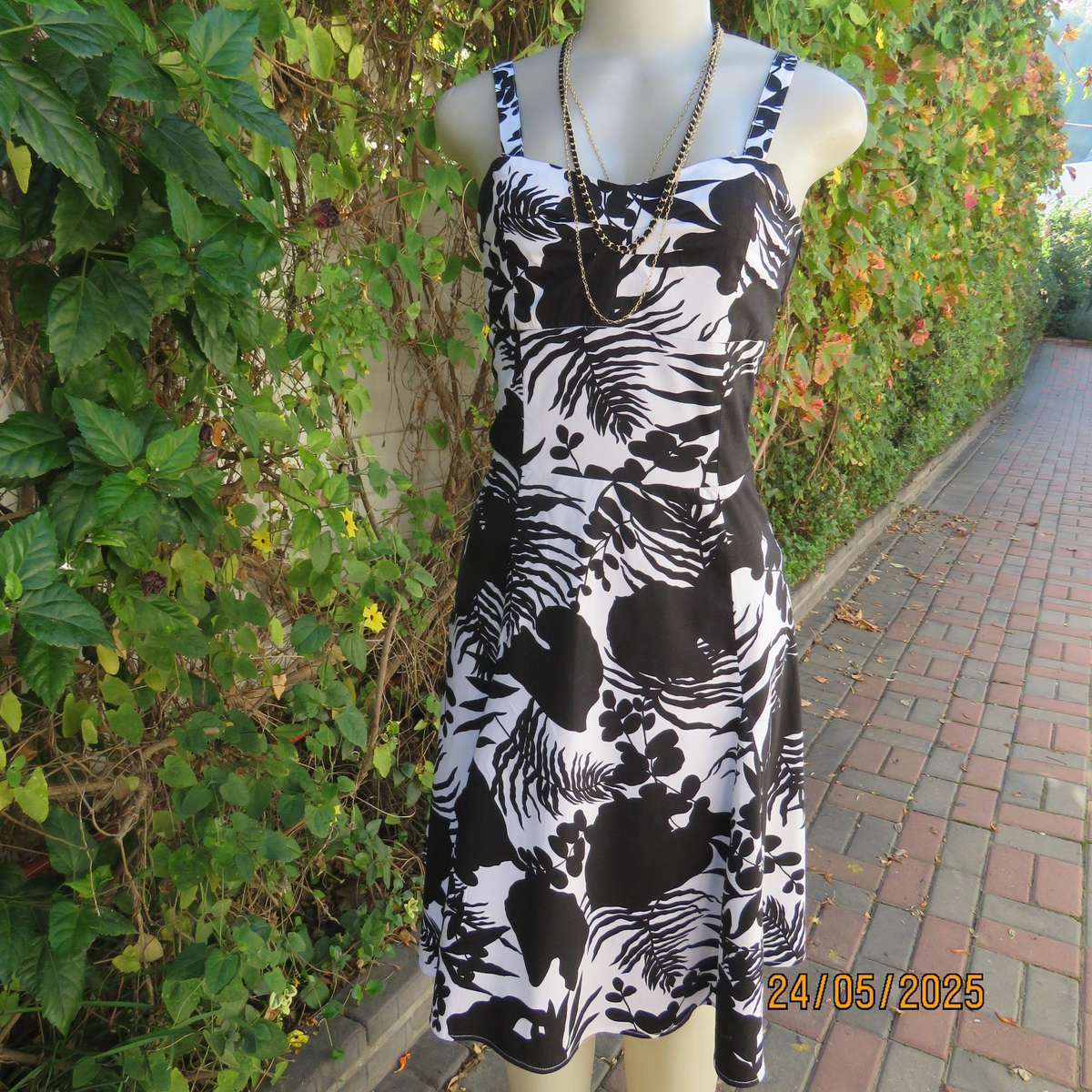 Monochrome floral strappy dress with gored bottom. Elastic back inlay. Size 32-8