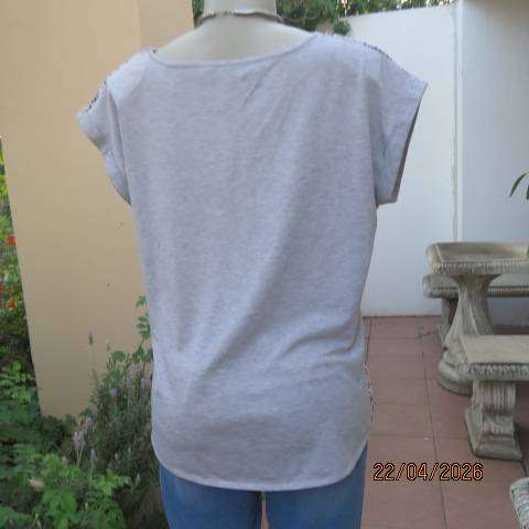 Tango top with silvergrey poly-rayon back and silky polyester graphic front, size 38