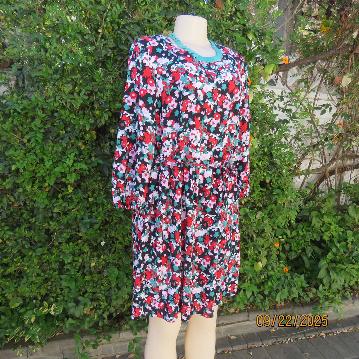 Cheerful multicolour floral printed long sleeve loose dress in viscose. Size 38