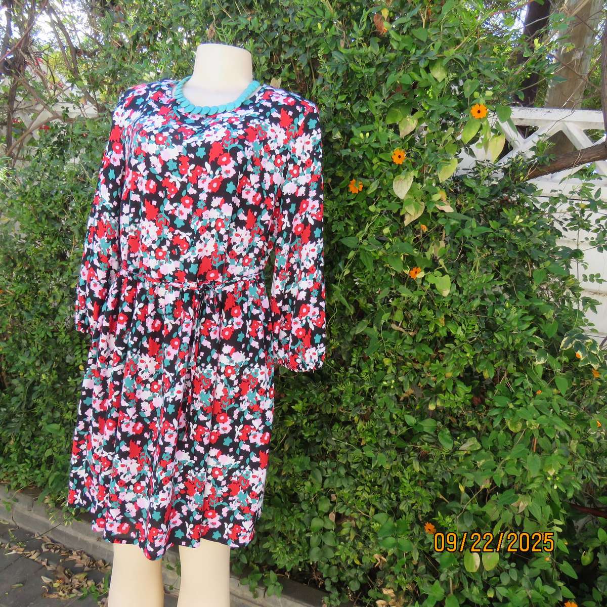 Cheerful multicolour floral printed long sleeve loose dress in viscose. Size 38