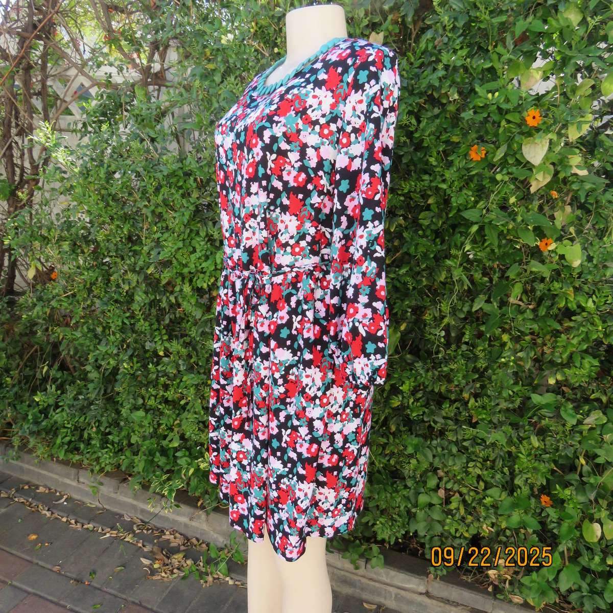 Cheerful multicolour floral printed long sleeve loose dress in viscose. Size 38