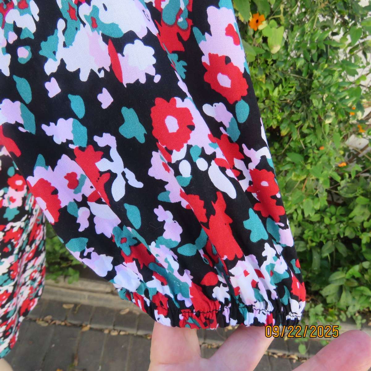 Cheerful multicolour floral printed long sleeve loose dress in viscose. Size 38