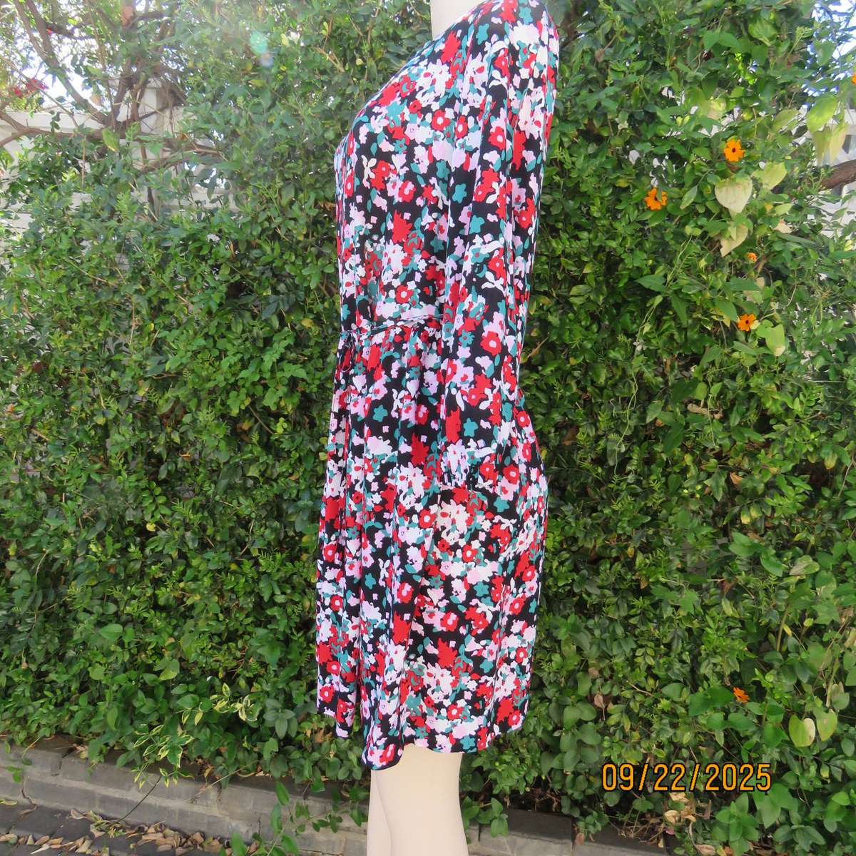 Cheerful multicolour floral printed long sleeve loose dress in viscose. Size 38