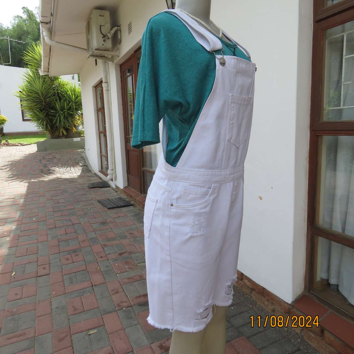 Off duty white 100% heavy cotton modern distressed look knee length jumpsuit size 34. As new cond.