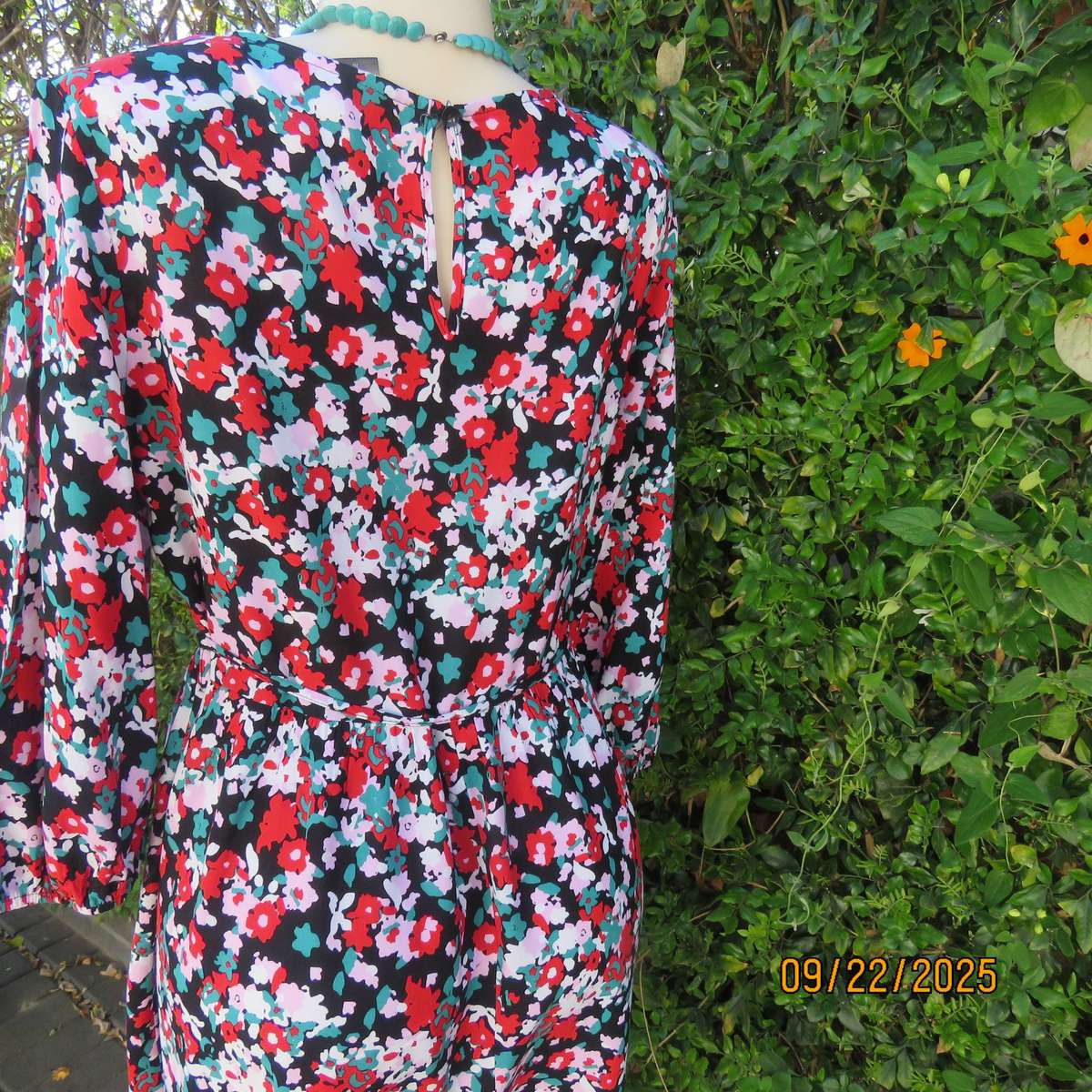 Cheerful multicolour floral printed long sleeve loose dress in viscose. Size 38