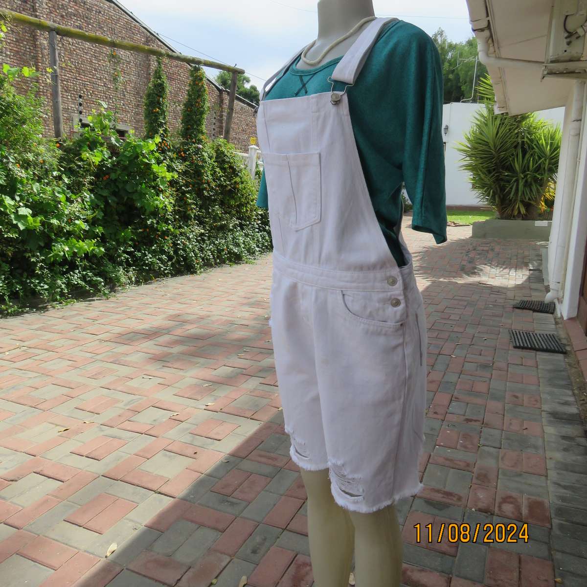 Off duty white 100% heavy cotton modern distressed look knee length jumpsuit size 34. As new cond.