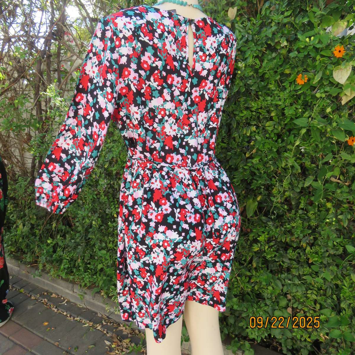 Cheerful multicolour floral printed long sleeve loose dress in viscose. Size 38