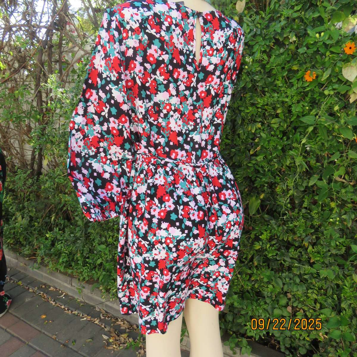 Cheerful multicolour floral printed long sleeve loose dress in viscose. Size 38