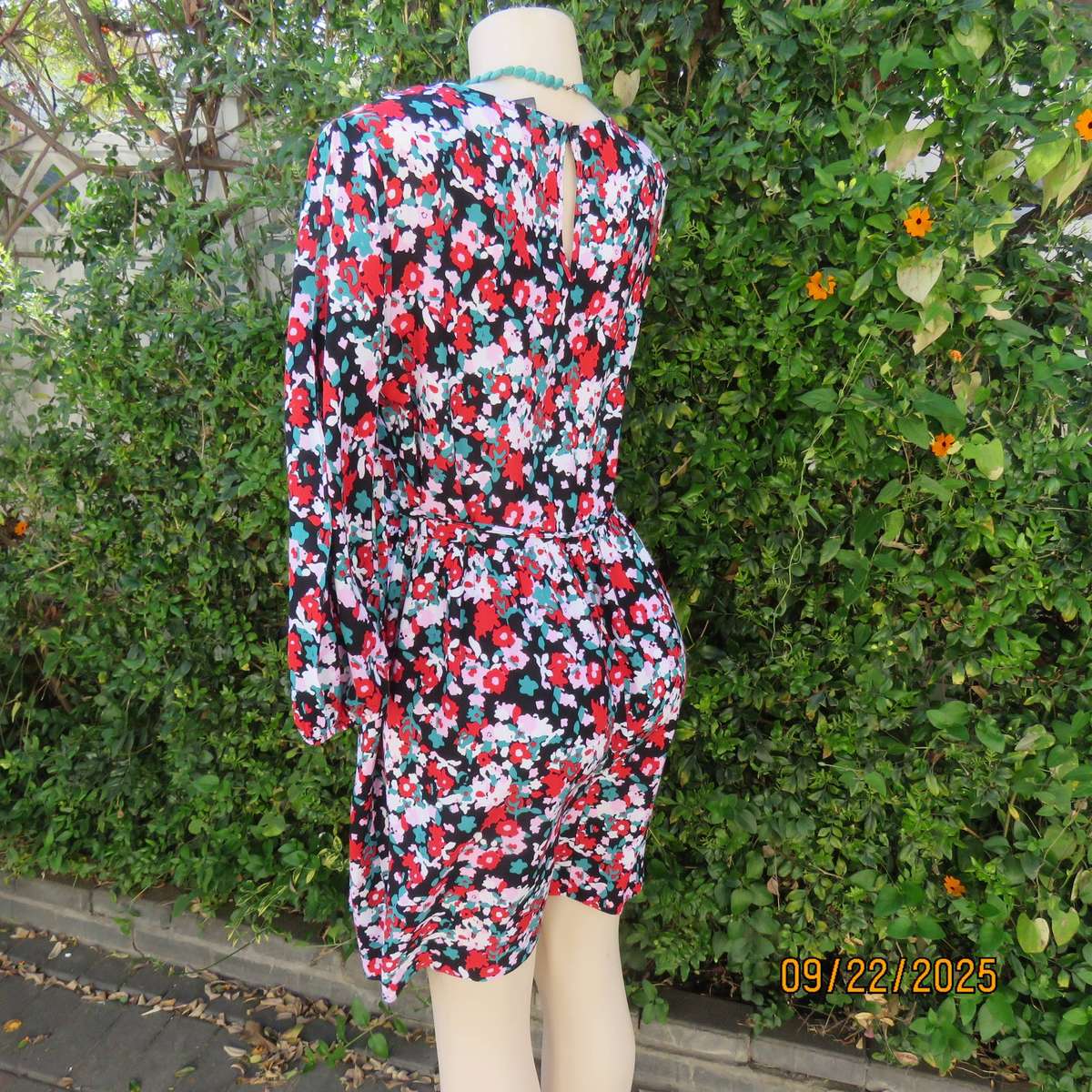 Cheerful multicolour floral printed long sleeve loose dress in viscose. Size 38