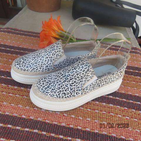 BUTTERFLY Feet classic animal print PU shoes with soft inner sole size 6
